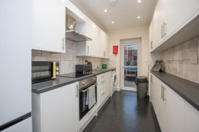 Sutton Cottage - 4BR 2Bath House Up to 9 Guests - Smart TV - Huge Bedrooms - Ideal for Contractors
